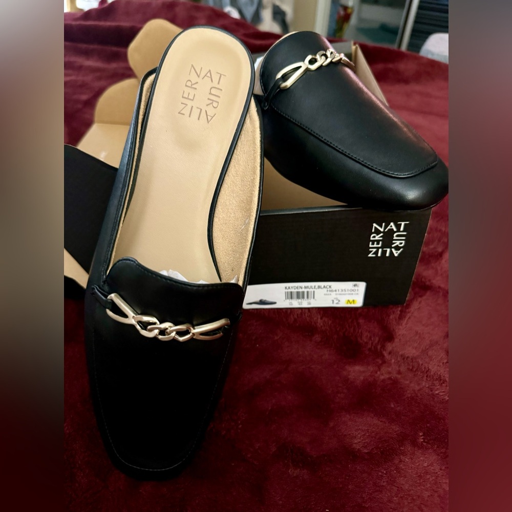NWB Women’s size 12M Naturalizer Kayden Black Mules